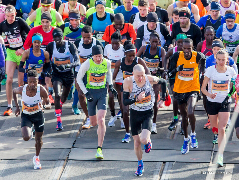 6. plass og 1.02.28 på Sondre Nordstad Moen i Poznan Halvmaraton Poznan-starten-foto-Adam-Ciereszko.jpg