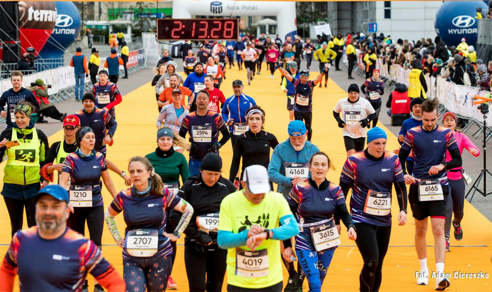 6. plass og 1.02.28 på Sondre Nordstad Moen i Poznan Halvmaraton Poznan-massen-maalgang-foto-Adam-Ciereszko.jpg