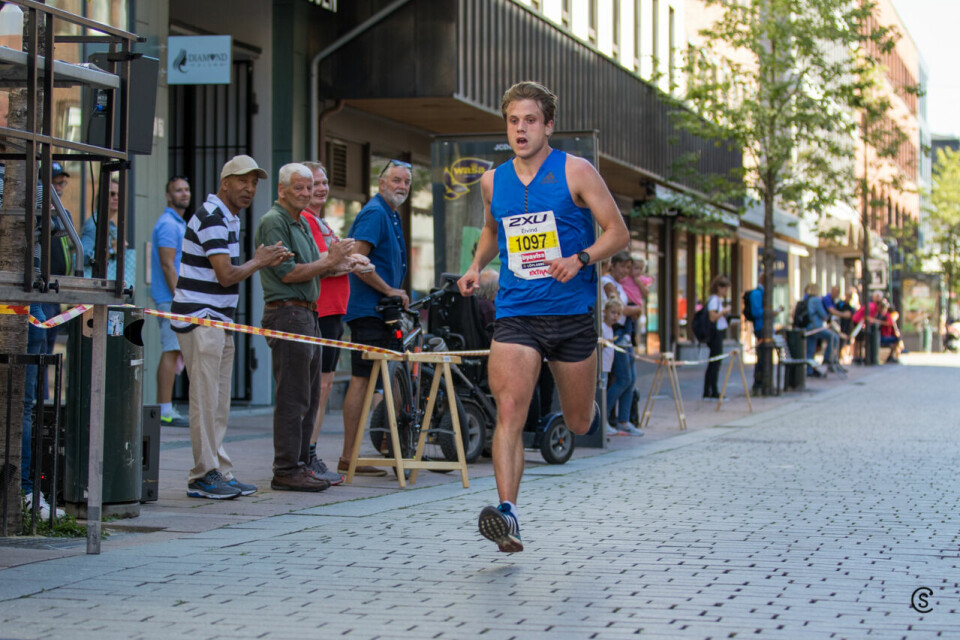Sterke vinnertider i 2XU Drammen halvmaraton Eivind_Flugstad_Østberg.jpg