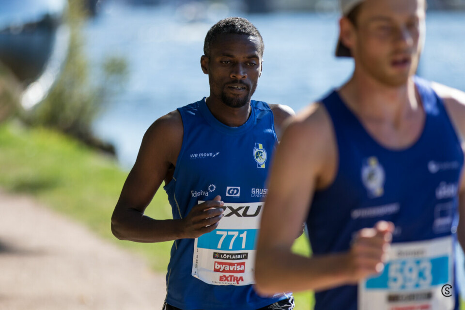 Sterke vinnertider i 2XU Drammen halvmaraton Gishe_Abdi_Wako.jpg