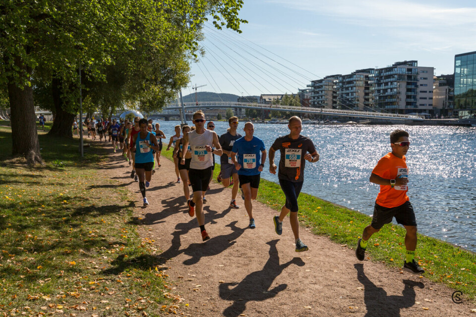 Sterke vinnertider i 2XU Drammen halvmaraton Elvelangs.jpg