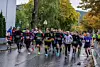 På en heller sur høstdag legger 10 km-løperne av gårde i Nidarø Rundt. (Foto: Jan Arthur Aune)