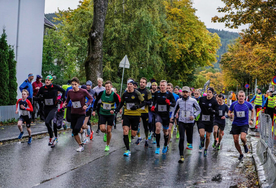 På en heller sur høstdag legger 10 km-løperne av gårde i Nidarø Rundt. (Foto: Jan Arthur Aune) På en heller sur høstdag legger 10 km-løperne av gårde i Nidarø Rundt. (Foto: Jan Arthur Aune)