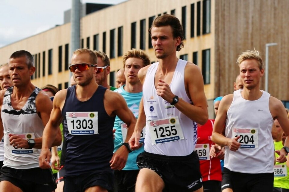Erik Udø Pedersen med startnummer 1255 vant Norgesløpets 10 km på solide 30:35. (Foto: Bjørn Hytjanstorp) Erik Udø Pedersen med startnummer 1255 vant Norgesløpets 10 km på solide 30:35. (Foto: Bjørn Hytjanstorp)