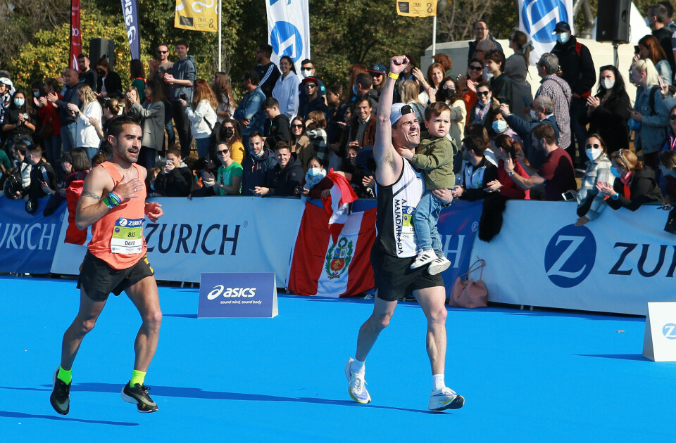 Sevilla Marathon - noen satte pers og andre sprakk og klarte ikke EM/VM-kravet Jubel_med_soennen_i_armene_AZ3T7499.jpg