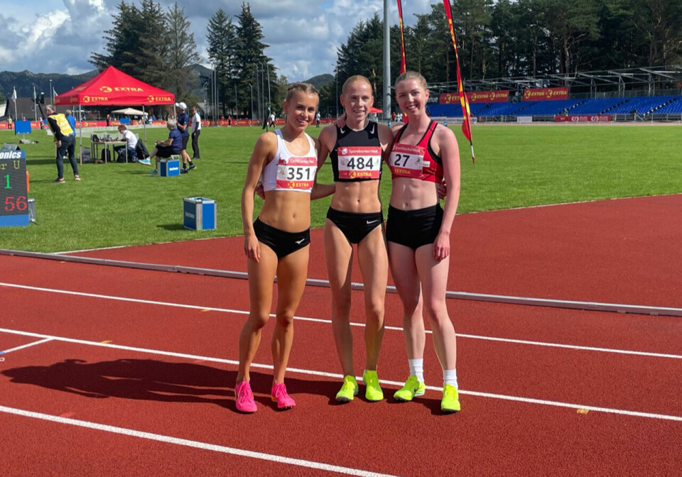 De tre beste jentene på 3000 meter for Kvinner under 23 år. Vinner Ina Halle Haugen i midten, Selma Løchen Engdahl på andreplass til venstre og Mari Roligheten Ruud på tredjeplass til høyre. (Foto: Thomas Patey) De tre beste jentene på 3000 meter for Kvinner under 23 år. Vinner Ina Halle Haugen i midten, Selma Løchen Engdahl på andreplass til venstre og Mari Roligheten Ruud på tredjeplass til høyre. (Foto: Thomas Patey)