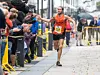 Thomas Asgautsen hilser på publikum etter å ha løpt inn til seier på 10 km. (Foto: Sylvain Cavatz)