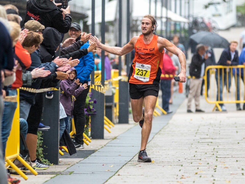 Thomas Asgautsen hilser på publikum etter å ha løpt inn til seier på 10 km. (Foto: Sylvain Cavatz) Thomas Asgautsen hilser på publikum etter å ha løpt inn til seier på 10 km. (Foto: Sylvain Cavatz)