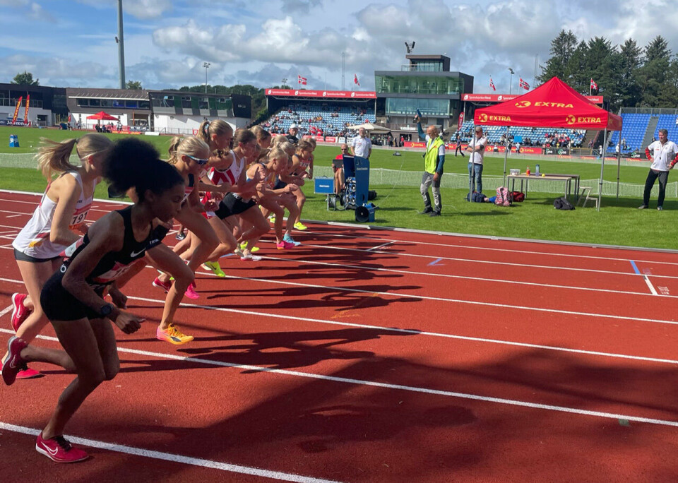 Junior-NM: Ina Halle Haugen og Thea Charlotte Knutsen vant 3000 meter 3000m ku20 - start.jpg