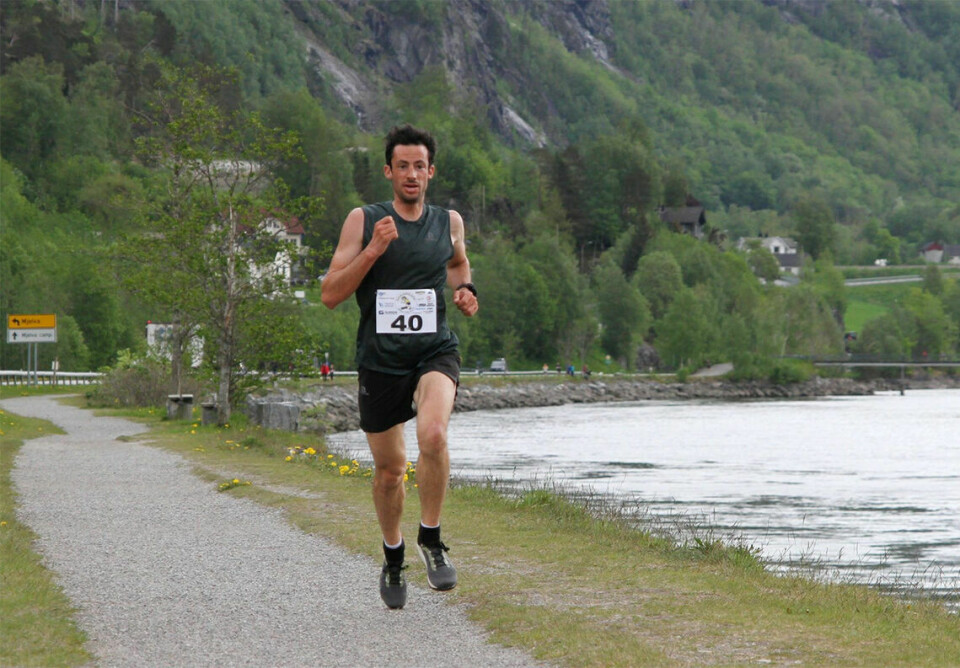 Et innblikk i hvordan Kilian Jornet planlegger og gjennomfører treninga Her ser vi Kilian Jornet da han vant Åndalsnesløpet i fjor. Hva kan han klare i et sterkt felt i ei rask 10 km-løype? (Foto: Helge Fuglseth)