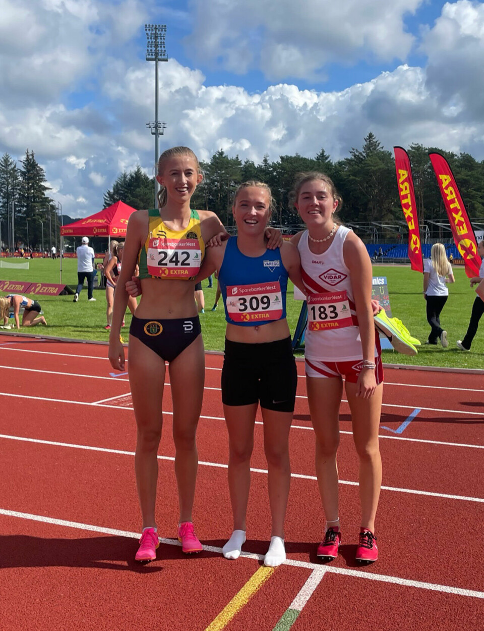 Junior-NM: Ina Halle Haugen og Thea Charlotte Knutsen vant 3000 meter 3000m ku20 - pallen.jpg
