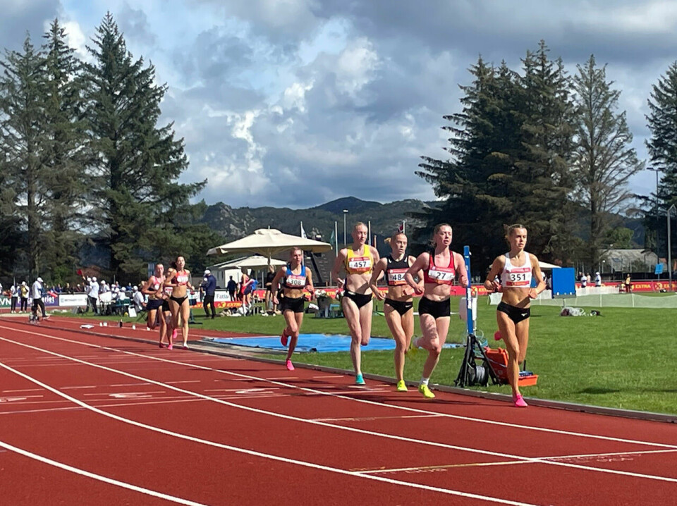 Junior-NM: Ina Halle Haugen og Thea Charlotte Knutsen vant 3000 meter 3000m K23 - feltet.jpg