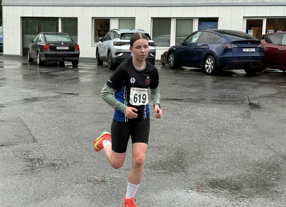 Det første sommerløpet i Ålesund gikk i kraftig regnvær 5km_Emma_Droennesund