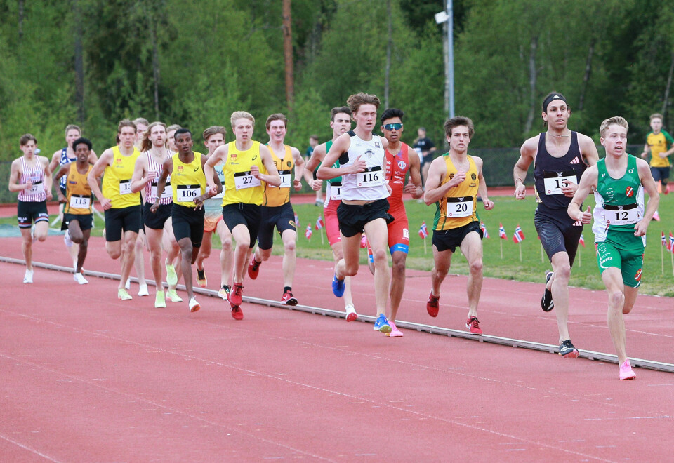 Håkon Moe Berg med en glimrende 1500 meter i Per Halle-stevnet MS-A-heat_1500m_mange_henger_med_passert_halvveis_AZ3T6169.jpg