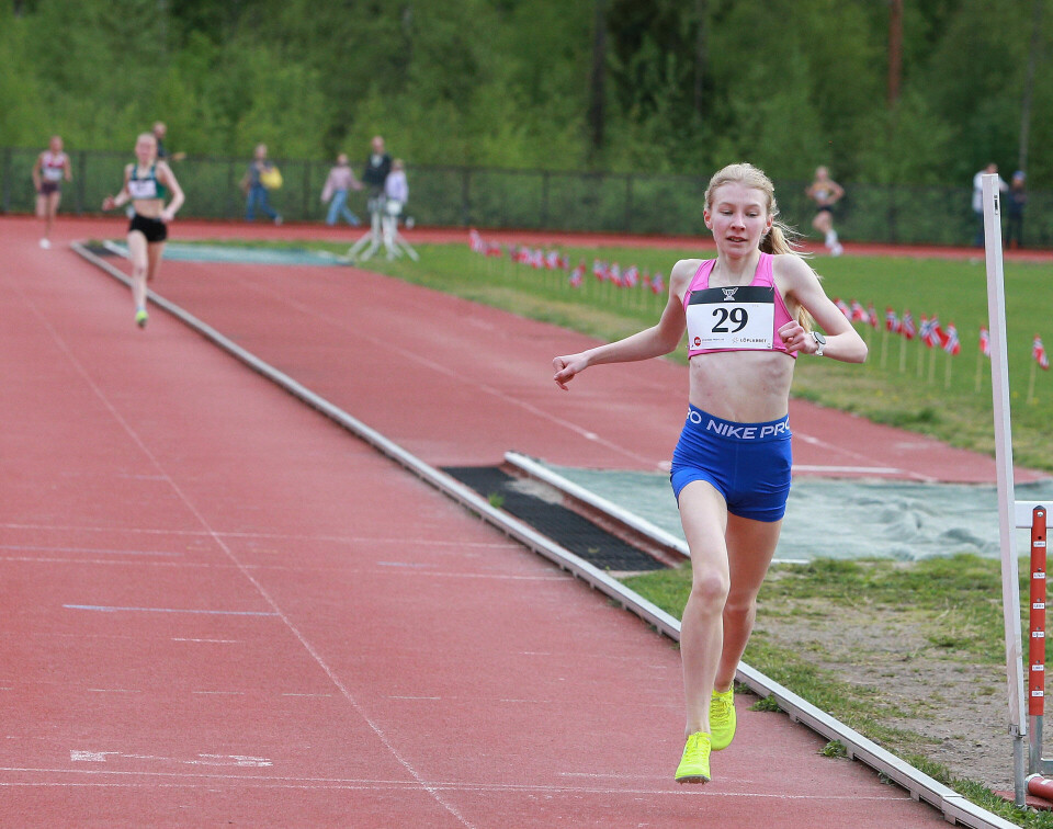 Håkon Moe Berg med en glimrende 1500 meter i Per Halle-stevnet J14_1500m_vinner_Kaja_Holte-Fjeldstad_AZ3T4898.jpg