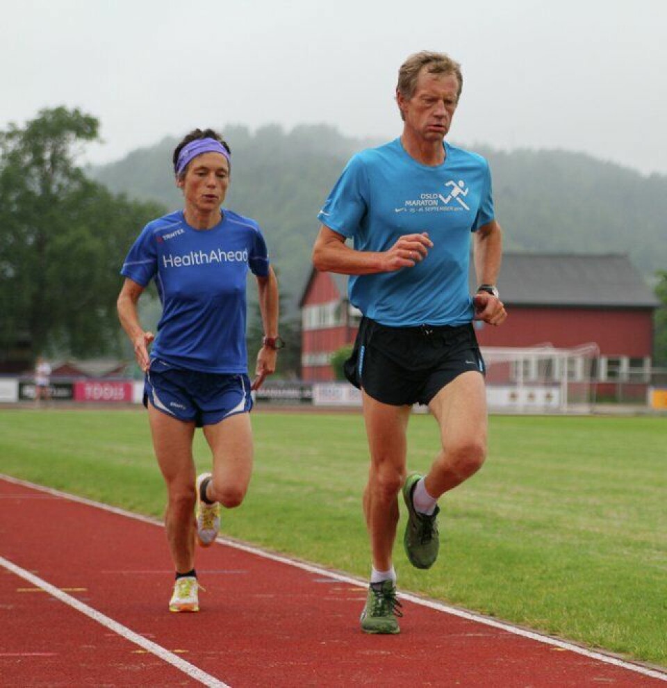 De beste på 10 km i 2021 omregnet etter veterantabellene Kniving: Litt kniving må en tåle på intervalløkta. Rune Fredriksen fremst og Inger Dagny Saanum kjemper om posisjonene i tetfeltet.