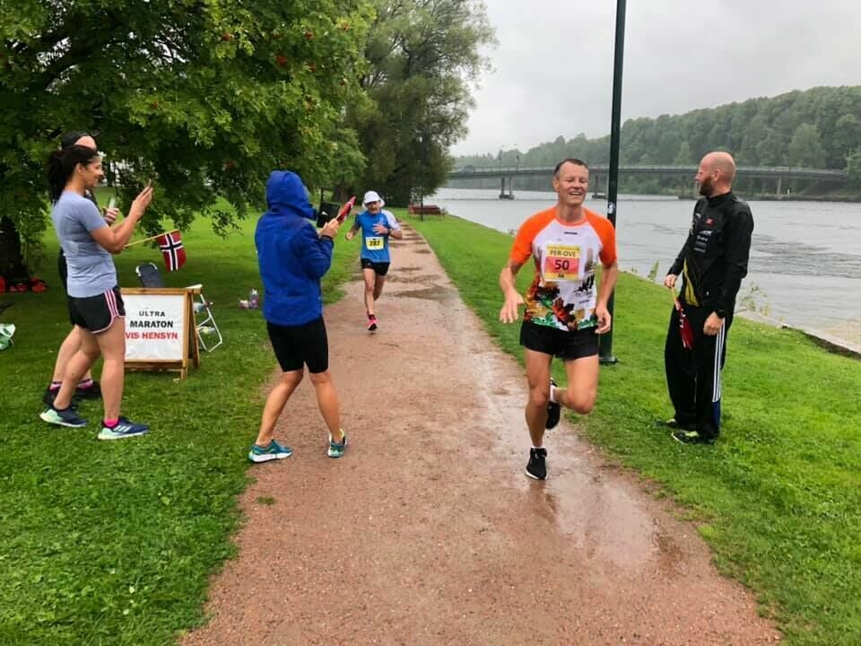 Her løper Per-Ove Nordli i mål og fullfører maraton for 50. gang. Like bak ser vi vinneren av 50-kilometeren, Lars Chr. Dørum. (Foto: Tom Rune Bertelsen) Her løper Per-Ove Nordli i mål og fullfører maraton for 50. gang. Like bak ser vi vinneren av 50-kilometeren, Lars Chr. Dørum. (Foto: Tom Rune Bertelsen)