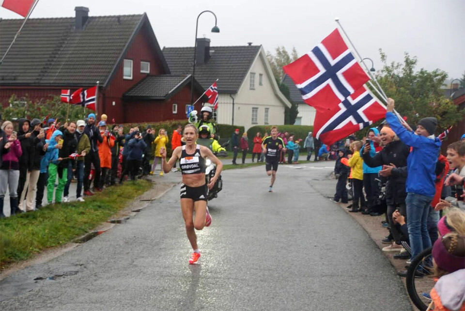 Karoline Bjerkeli Grøvdal fikk stor jubel fra de mange frammøte da hun satte norsk 5 km-rekord på en heller hustren høstdag på Spikkestad. (Foto: Bjørn Saksberg) Karoline Bjerkeli Grøvdal fikk stor jubel fra de mange frammøte da hun satte norsk 5 km-rekord på en heller hustren høstdag på Spikkestad. (Foto: Bjørn Saksberg)