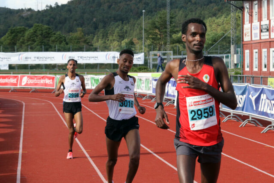 Spurtoppgjør: De tre norsk-eritreerne fulgte hverandre inntil det var 400 m igjen. Da satte Zerei Mezngi inn spurten og holdt begge Fissehatsion-guttene bak seg helt til mål. (Foto: Tom Roger Johansen) Spurtoppgjør: De tre norsk-eritreerne fulgte hverandre inntil det var 400 m igjen. Da satte Zerei Mezngi inn spurten og holdt begge Fissehatsion-guttene bak seg helt til mål. (Foto: Tom Roger Johansen)