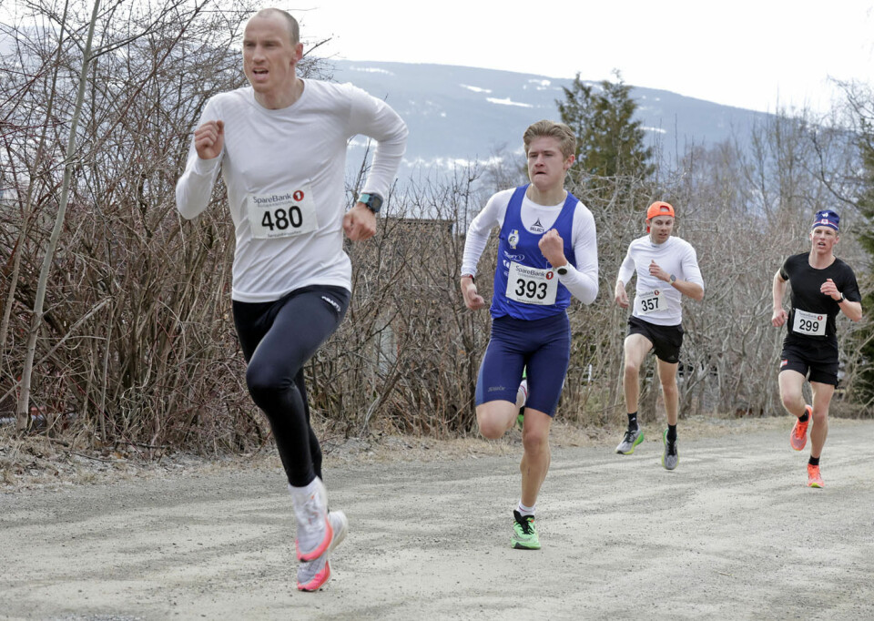 Andreas Kvam fra Svorkmo/NOI i et tett spurtoppgjør med flere løpere der det skilte bare tre sekund mellom de fem første løperne i mål. Her foran Jens Lunde fra LIF (393), Åsmund Wiberg fra Otra IL (357) og August Hovde fra Gjøvik (299), Foto Jørgen Skaug. Andreas Kvam fra Svorkmo/NOI i et tett spurtoppgjør med flere løpere der det skilte bare tre sekund mellom de fem første løperne i mål. Her foran Jens Lunde fra LIF (393), Åsmund Wiberg fra Otra IL (357) og August Hovde fra Gjøvik (299), Foto Jørgen Skaug.