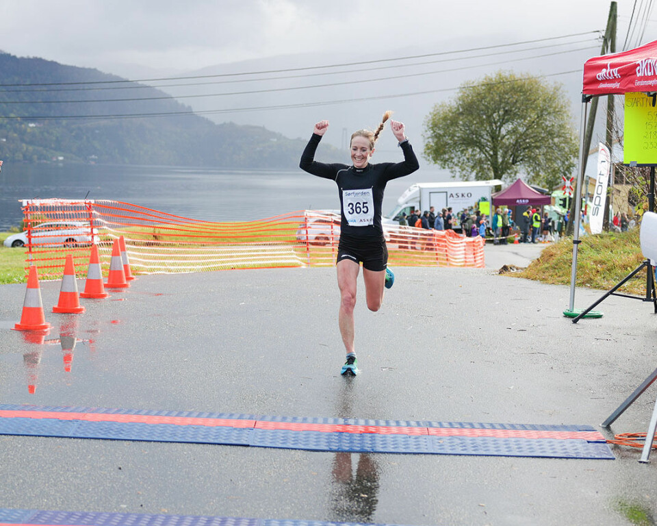 Sara-Rebekka Færø Linde kan juble over en seier i Sørfjorden halvmaraton (Foto: Arne Dag Myking) Sara-Rebekka Færø Linde kan juble over en seier i Sørfjorden halvmaraton (Foto: Arne Dag Myking)