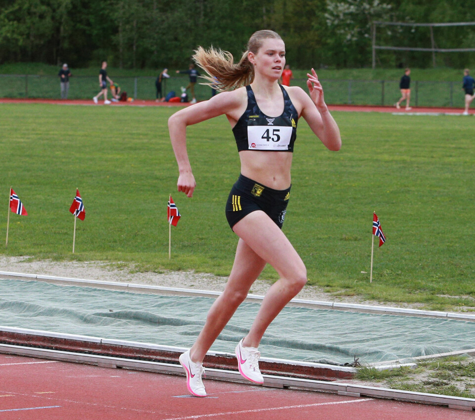 Håkon Moe Berg med en glimrende 1500 meter i Per Halle-stevnet KS_A-heat_800m_Malin_Hoelsveen_fikk_de_ogsaa_toeft_AZ3T6101.jpg