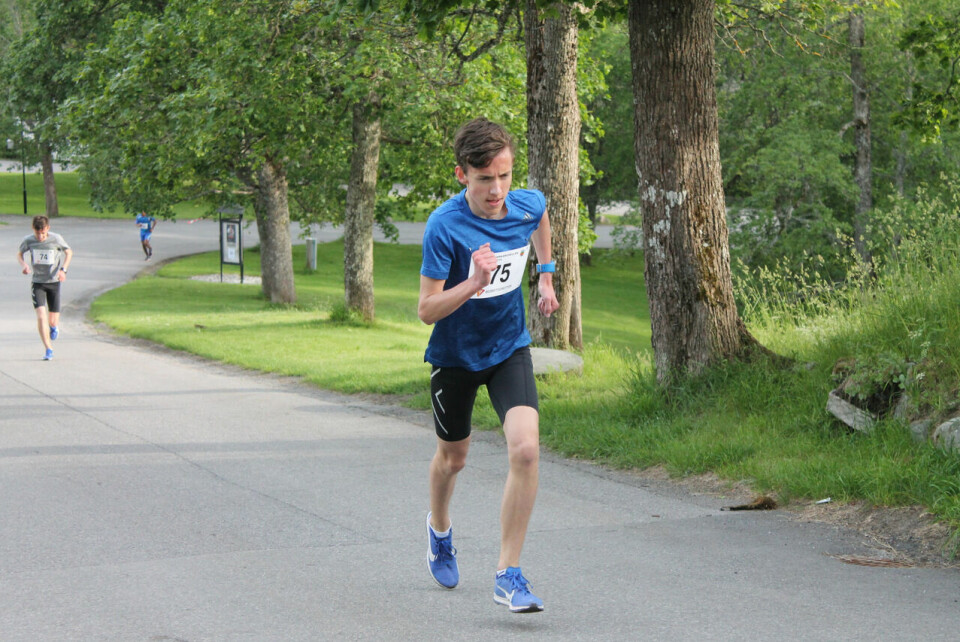 Herman med tvillingbror Henrik Tronbøl i bakgrunnen på veg opp gjennom Øvrebyen til 1. og 2. plass i Kongsvingerkarusellen tirsdag. (Foto: Per Inge Vaaje) Herman med tvillingbror Henrik Tronbøl i bakgrunnen på veg opp gjennom Øvrebyen til 1. og 2. plass i Kongsvingerkarusellen tirsdag. (Foto: Per Inge Vaaje)