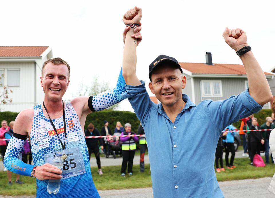 Finn Kollstad har funnet – og sprer – løpegleden Sondre-Nordstad-Moen-og-Finn-Kollstad-etter-10-kilometeren-i-Rekordlopet-i-Spikkestad-2021-KD-95022-Foto_Marianne_Roehme.jpg