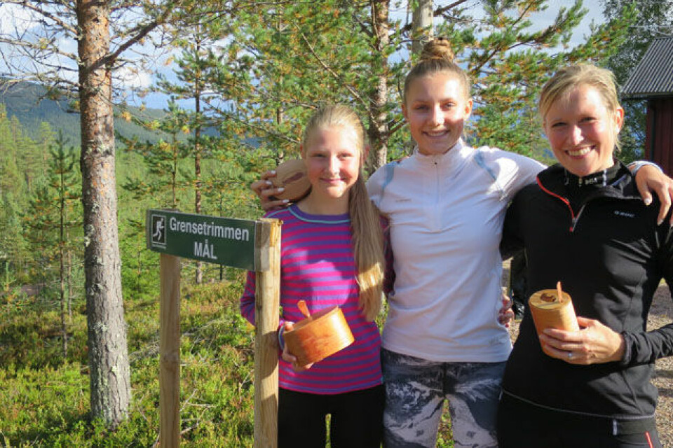 Tre raske og blide jenter etter årets milløp i grensetraktene (fra v.) Hanna og Helena Hagevik Bakke og Solveig Pedersen Bustad. (Foto: Hans Odde) Tre raske og blide jenter etter årets milløp i grensetraktene (fra v.) Hanna og Helena Hagevik Bakke og Solveig Pedersen Bustad. (Foto: Hans Odde)