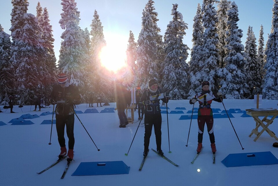Lav sol da løpere gjør seg klare til start. (Foto: Stein Arne Negård) Lav sol da løpere gjør seg klare til start. (Foto: Stein Arne Negård)