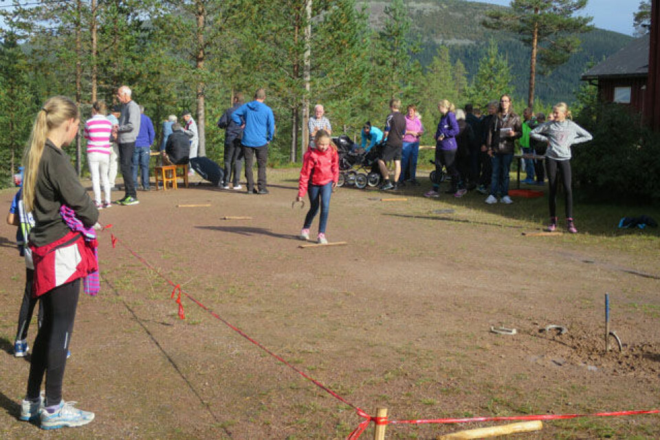 Grensetrimmen tradisjonen tro i Trysil Hesteskokasting.jpg