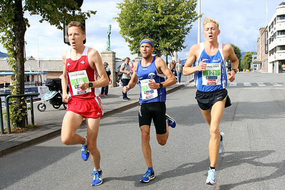 Det ble en skikkelig duell på 5 km med fra venstre Ulrik Holvig, Vidar, Øystein Mørk, Sportsklubben Kraft og Even Brødbo Dahl, FIK Orion . Her er det en drøy km igjen av løpet. Foto: Heming Leira Det ble en skikkelig duell på 5 km med fra venstre Ulrik Holvig, Vidar, Øystein Mørk, Sportsklubben Kraft og Even Brødbo Dahl, FIK Orion . Her er det en drøy km igjen av løpet. Foto: Heming Leira