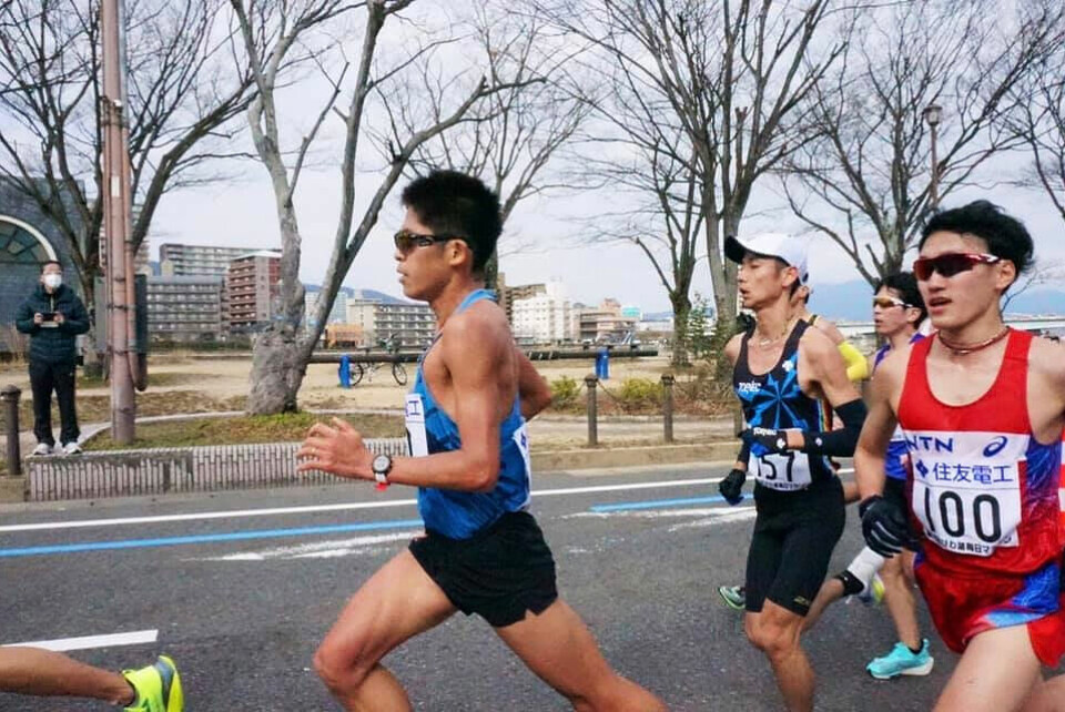 Yuki Kawauchi (til venstre) som i 2017 vant Oslo Maraton, fikk langt tøffere konkurranse i Lake Biwa Marathon. Der ble han bare nummer ti sjøl om han satte ny pers med 2.07.27. (Foto: Kawauchis Facebook-side) Yuki Kawauchi (til venstre) som i 2017 vant Oslo Maraton, fikk langt tøffere konkurranse i Lake Biwa Marathon. Der ble han bare nummer ti sjøl om han satte ny pers med 2.07.27. (Foto: Kawauchis Facebook-side)