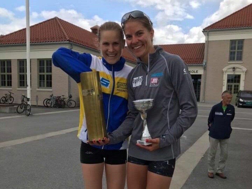 Gøy å vinne Sentrumsgateløpet sammen! Heidi Dietrichson Pharo med hånda nede i vandrepokalen og Karoline Moen Guidon. (Foto: Arrangøren) Gøy å vinne Sentrumsgateløpet sammen! Heidi Dietrichson Pharo med hånda nede i vandrepokalen og Karoline Moen Guidon. (Foto: Arrangøren)