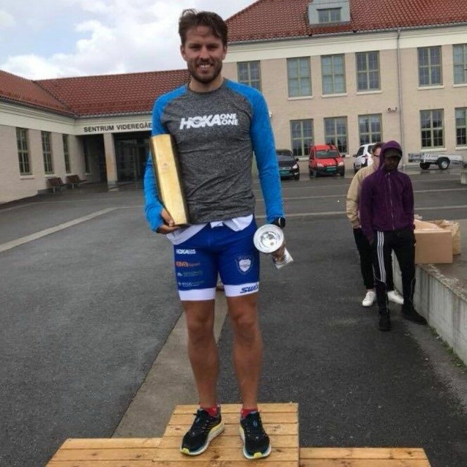 Delt seier og rekord i Sentrumsgateløpet Ola_Korboel_med vandrepokalen.jpg