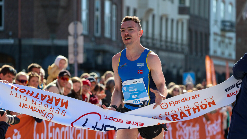 For femte året på rad bryter Tage Morken Augustson målstreken som vinner av maraton i Bergen City Marathon. Denne gang ble det både ny løyperekord og ny personlig bestetid. (Alle foto: Arne Dag Myking) For femte året på rad bryter Tage Morken Augustson målstreken som vinner av maraton i Bergen City Marathon. Denne gang ble det både ny løyperekord og ny personlig bestetid. (Alle foto: Arne Dag Myking)