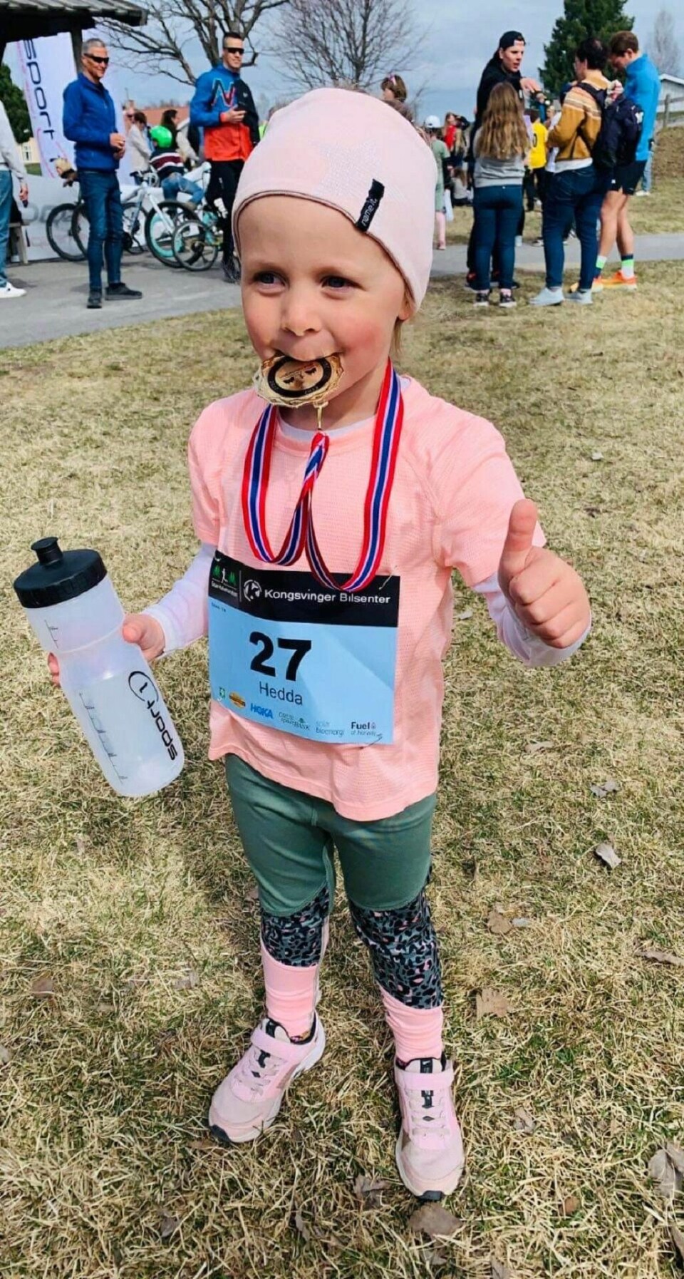 Cato Thunes' opplevelse av Grue halvmaraton 1. mai Hedda med medalje.jpg