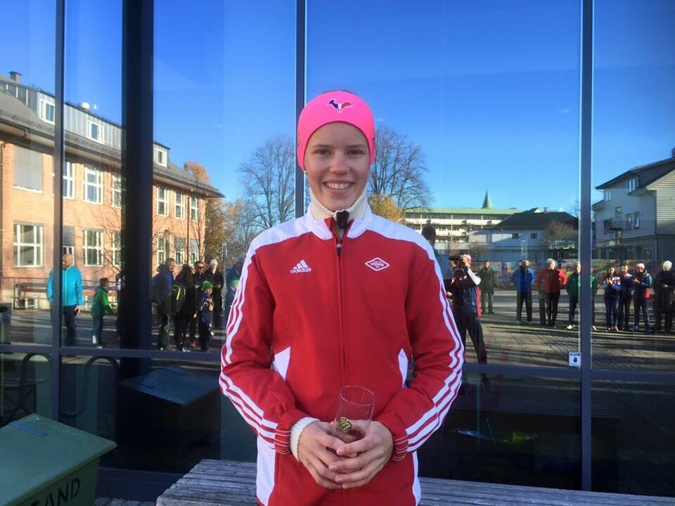 Pernille Karlsen Antonsen vant nok en gang motbakkeløpet opp til Høytorp Fort (arrangørfoto). Pernille Karlsen Antonsen vant nok en gang motbakkeløpet opp til Høytorp Fort (arrangørfoto).