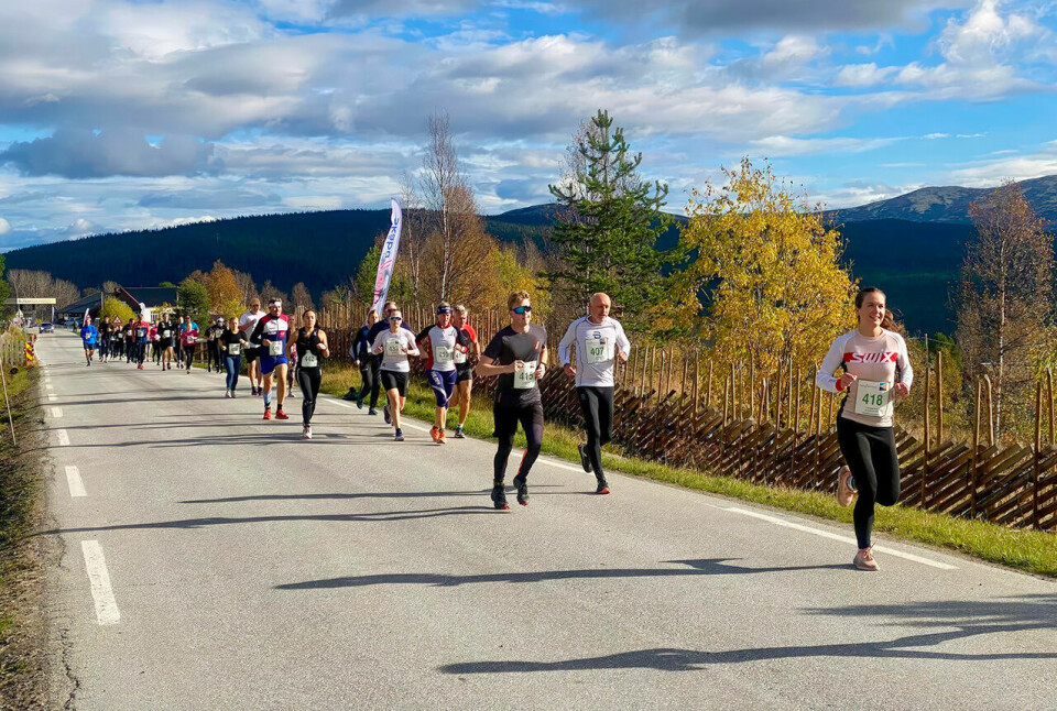 Starten har akkurat gått for den korteste distansen under Skåbu Fjellmaraton 2023. (Foto: Tori Virik) Starten har akkurat gått for den korteste distansen under Skåbu Fjellmaraton 2023. (Foto: Tori Virik)