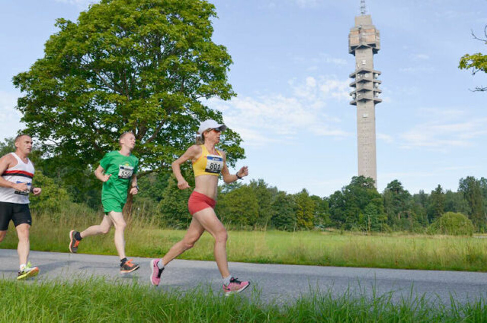 Kajsa Berg satte svensk rekord på 50 km i Stockholm Ultra lørdag. I bakgrunnen ser vi det 155 m høye Kaknästornet, svensk knutepunkt for radio- og TV-signaler. (Foto: Arrangøren) Kajsa Berg satte svensk rekord på 50 km i Stockholm Ultra lørdag. I bakgrunnen ser vi det 155 m høye Kaknästornet, svensk knutepunkt for radio- og TV-signaler. (Foto: Arrangøren)