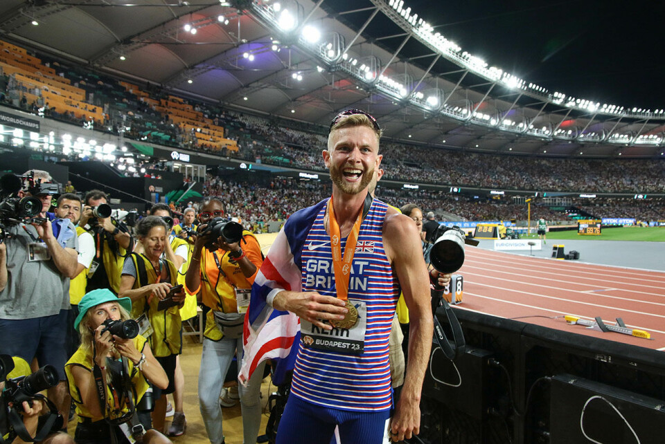 Sølv og bronse til Sandnes da en brite stakk av med VM-gullet på 1500 m Josh Kerr og medaljen.jpg