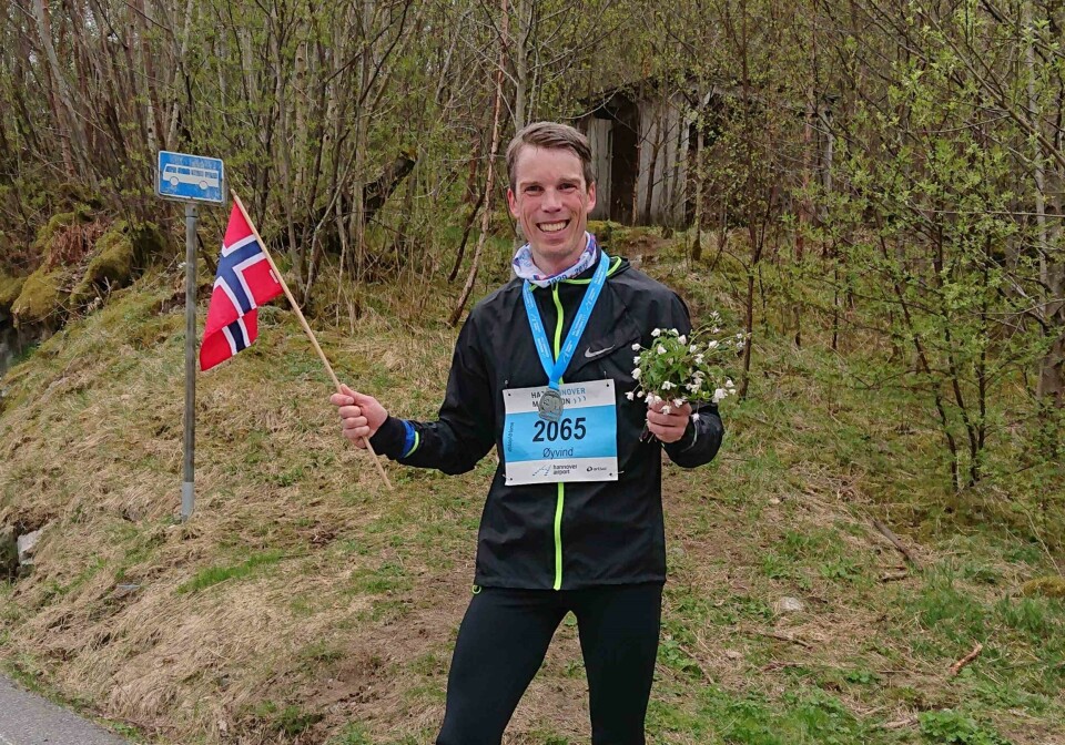 Øyvind Loftås løp sitt Hannover Maraton på hjemmebane i Arna på samme dag som løpet skulle vært arrangert. Arrangøren hadde sendt startnummer og årets medalje. (Privat foto) Øyvind Loftås løp sitt Hannover Maraton på hjemmebane i Arna på samme dag som løpet skulle vært arrangert. Arrangøren hadde sendt startnummer og årets medalje. (Privat foto)