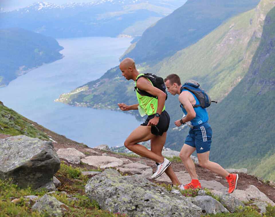 Johan Bugge og Joseph Gray har vært i tet siden starten på Tjugen og har vekslet på å dra til de her har løpt 5 km og er på ca. 1050 meters høyde. Men nå er det Joseph Gray som er i føringen og fra 1300 moh drar han fra. (Foto: Ole Arne Schlytter) Johan Bugge og Joseph Gray har vært i tet siden starten på Tjugen og har vekslet på å dra til de her har løpt 5 km og er på ca. 1050 meters høyde. Men nå er det Joseph Gray som er i føringen og fra 1300 moh drar han fra. (Foto: Ole Arne Schlytter)