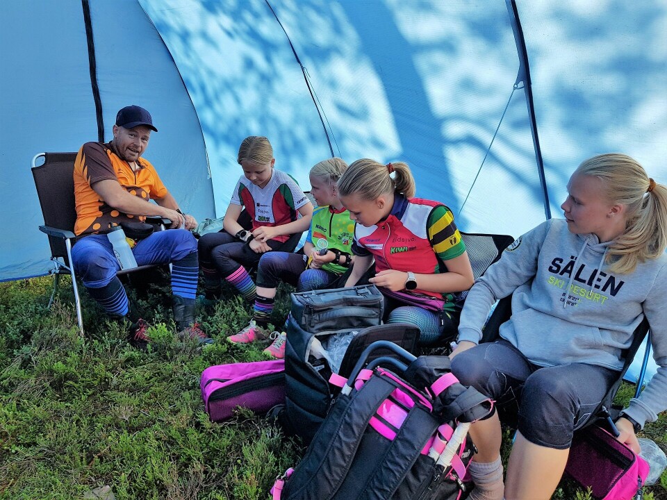 Trivelig og utfordrende 3-dagers fjellorientering i Sälen Forbredelser i klubbteltet f¢r start.jpg