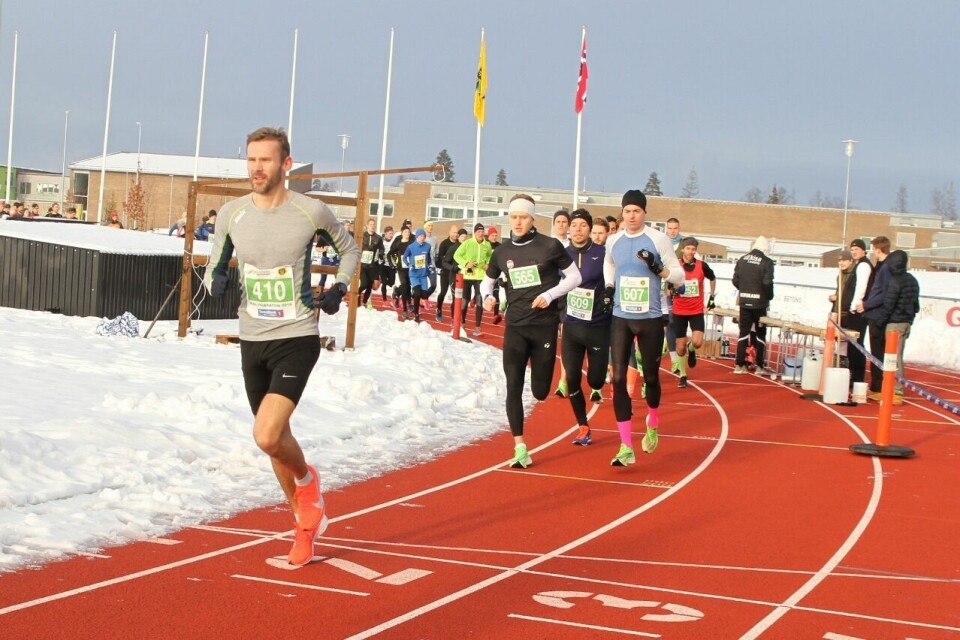 Det var vinterlige forhold, men nybrøytet friidrettsstadion, da Jessheim Vintermaraton ble arrangert med rekordstore startfelt. Her ser vi starten på halvmaraton med Jørgen Korum i tet. (Foto:Olav Engen) Det var vinterlige forhold, men nybrøytet friidrettsstadion, da Jessheim Vintermaraton ble arrangert med rekordstore startfelt. Her ser vi starten på halvmaraton med Jørgen Korum i tet. (Foto:Olav Engen)