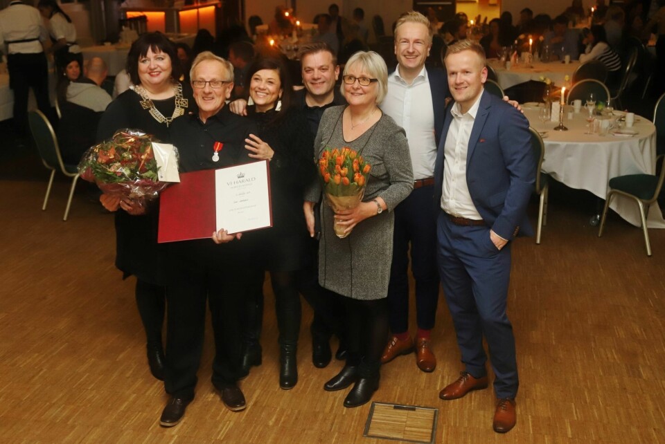 Einar Søndeland etter utdelingen av Kongens fortjenstmedalje sammen med blant andre varaordfører Siv-Len Strandskog, Tone Søndeland, Kjetil Søndeland, Ingrid Roen Søndeland, Jan Erik Søndeland og Geir Søndeland (Foto: Steffen Thorsen) Einar Søndeland etter utdelingen av Kongens fortjenstmedalje sammen med blant andre varaordfører Siv-Len Strandskog, Tone Søndeland, Kjetil Søndeland, Ingrid Roen Søndeland, Jan Erik Søndeland og Geir Søndeland (Foto: Steffen Thorsen)
