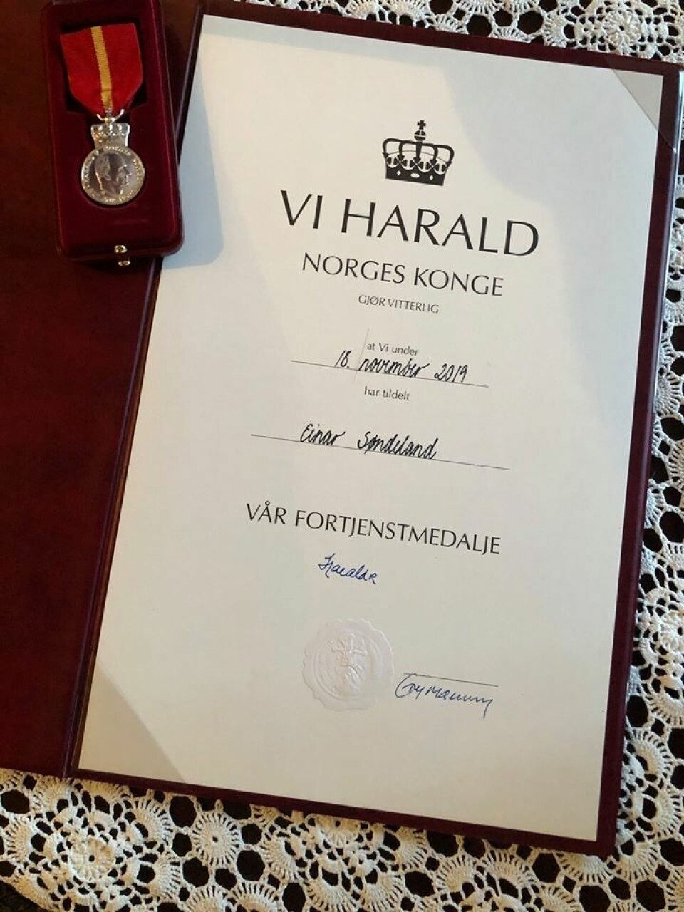 Kongens fortjenestemedalje til Einar Søndeland Medaljen_diplomet.jpg