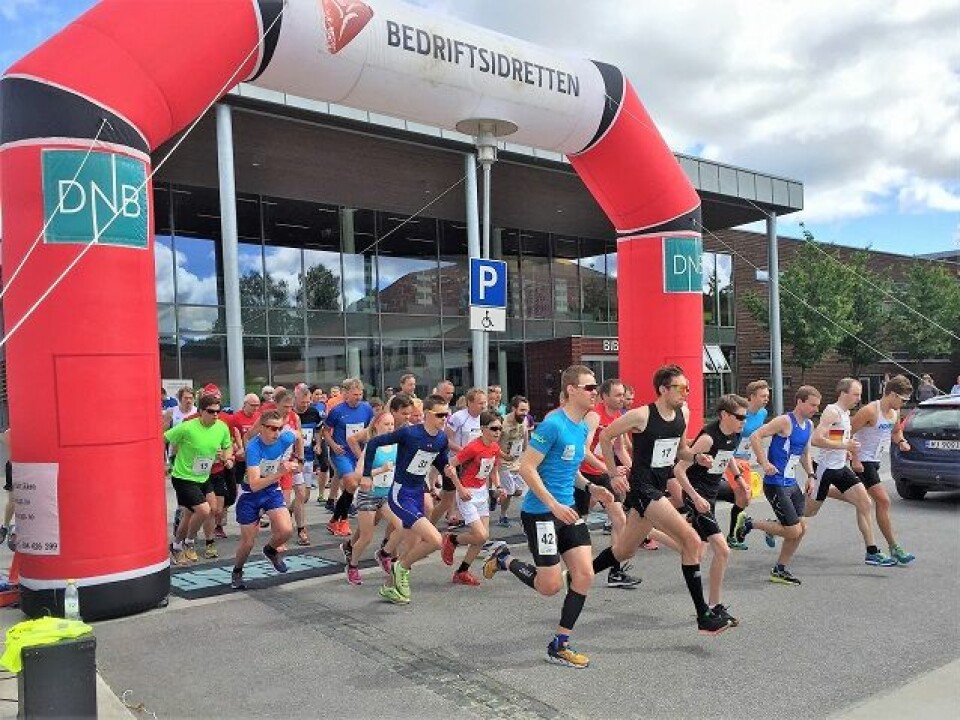 Fra starten på 10 km med vinneren Ola Korbøl helt til høyre i bildet. (Foto: Uno Arnesen) Fra starten på 10 km med vinneren Ola Korbøl helt til høyre i bildet. (Foto: Uno Arnesen)