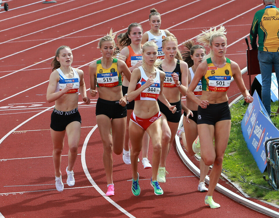 Narve og Filip viste muskler i NM-forsøket på 1500 m 1500m_damer_heat1_1runde_igjen_mange-med_AZ3T0330.jpg