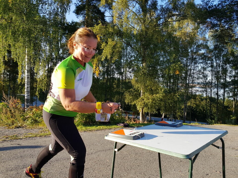 Sommervarme på bedriftsorienteringsløp fra Kapp skole Berit Myhrmoen målstempler med EmiTag.jpg